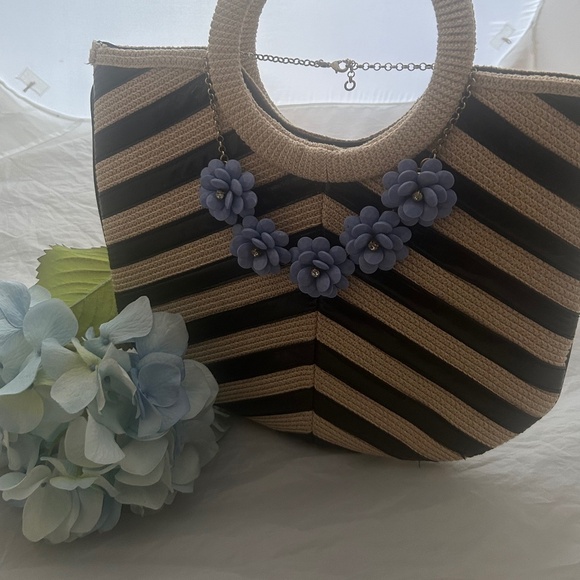 Vintage Liz Claiborne Black and Cream Chevron Flat Bag with Hoop Handles - Picture 4 of 11